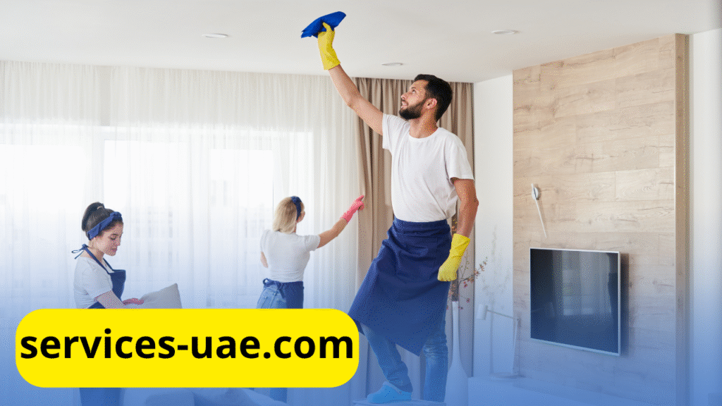عاملة نظافة تنظف نوافذ شقة بإتقان ضمن خدمات شركة تنظيف شقق في عجمان