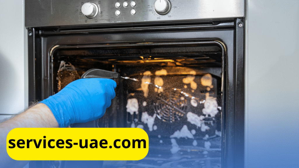 عامل ينظف فرن مطبخ متسخ باستخدام بخار مضغوط ضمن خدمات شركة تنظيف شقق في العين