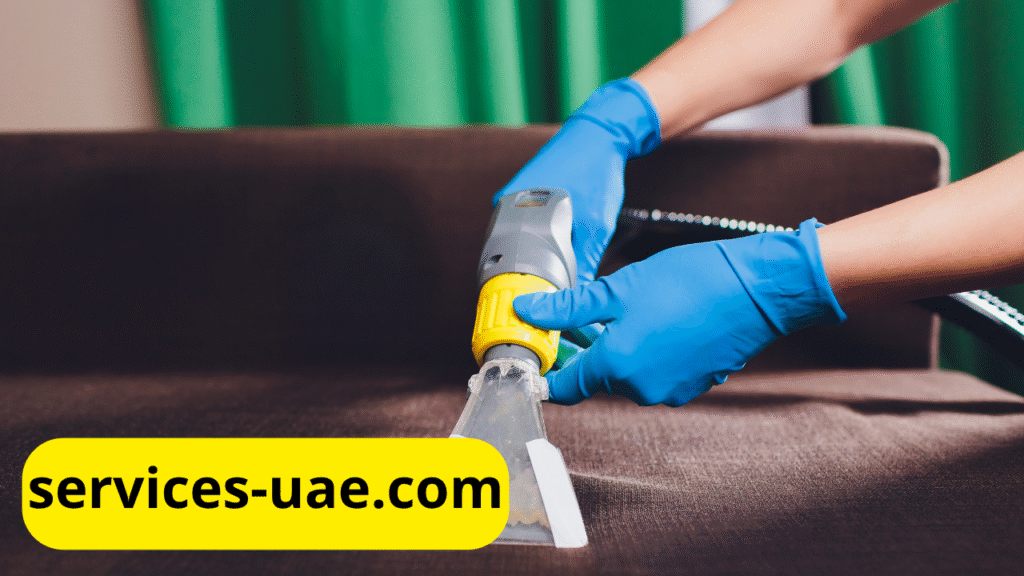 عامل يستخدم جهاز بخار عالي الضغط في غسيل كنب الفجيرة لضمان إزالة البقع العميقة بفعالية.
