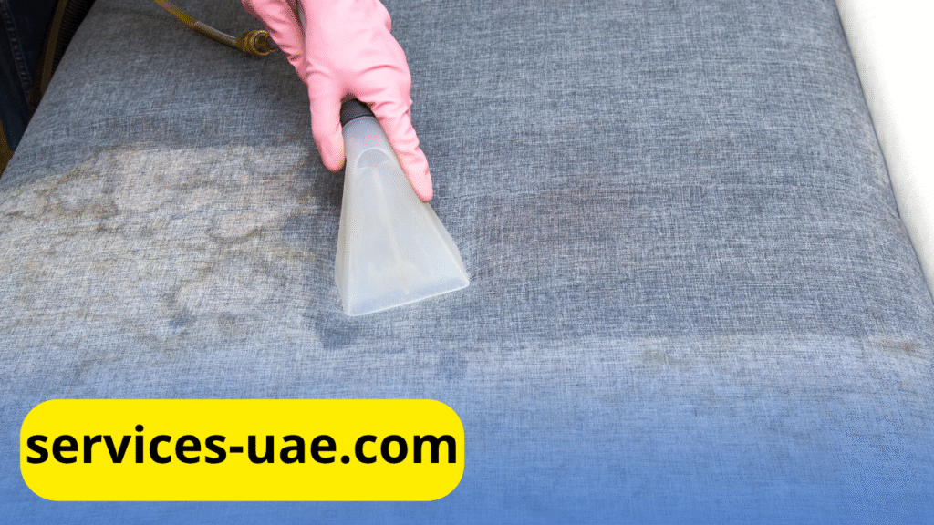 فني يستخدم جهاز بخار عالي الضغط في تنظيف مفروشات العين بفعالية ودقة دون إتلاف النسيج