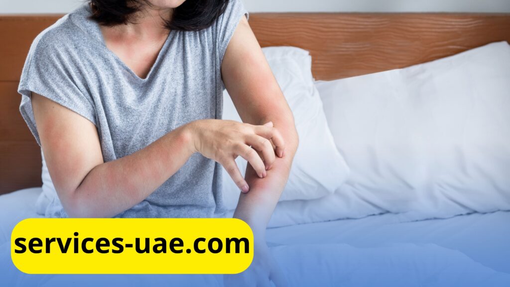 فريق عمل من شركة مكافحة البق في راس الخيمة أثناء تقديم الخدمة داخل غرفة نوم