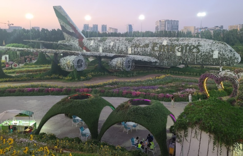 صورة توضح مشهد من حي البرشاء في دبي مع المباني والشوارع الحديثة