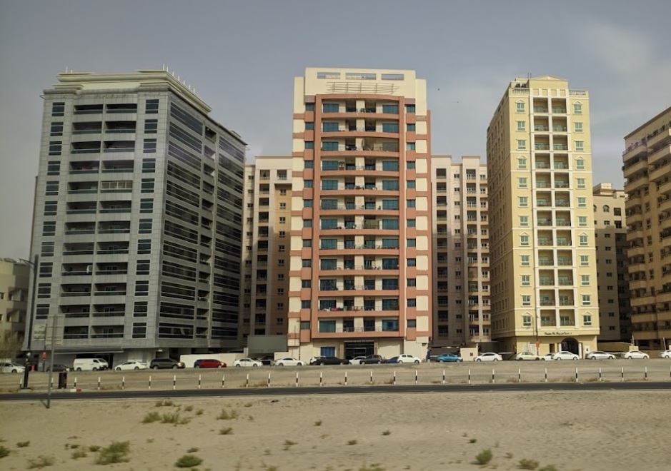 صورة توضح منطقة النهدة في الشارقة مع مبانيها السكنية الحديثة ومرافقها الحيوية.
