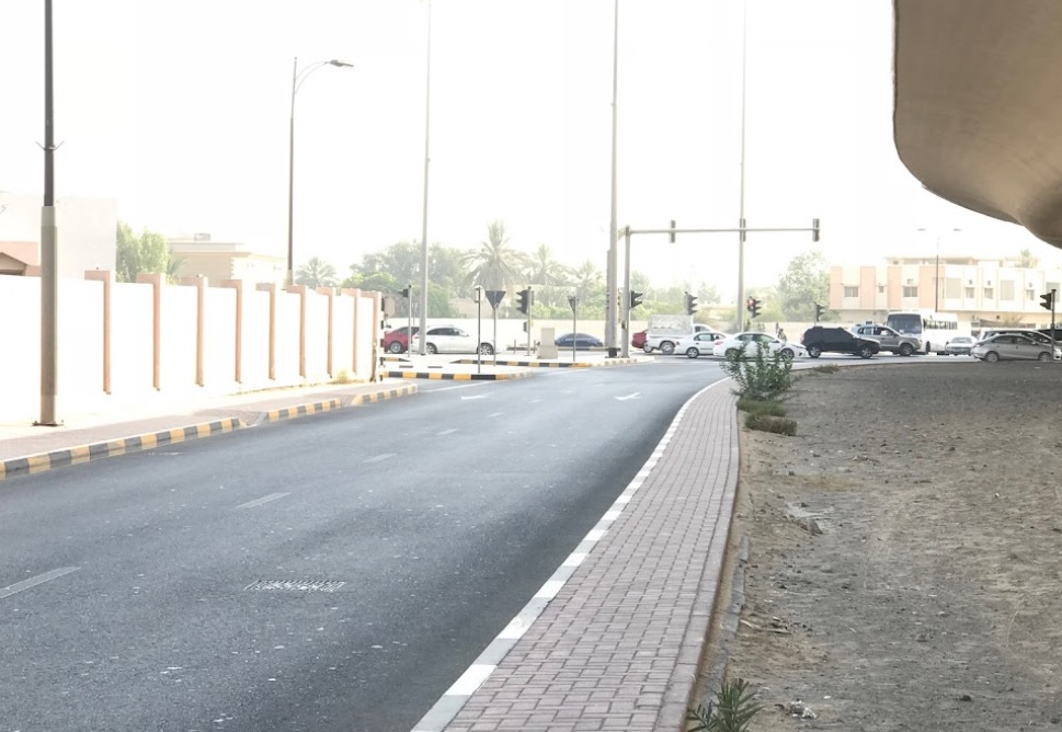 صورة توضح منطقة اليرموك في الشارقة مع أبنيتها السكنية التقليدية وقربها من المرافق الخدمية.