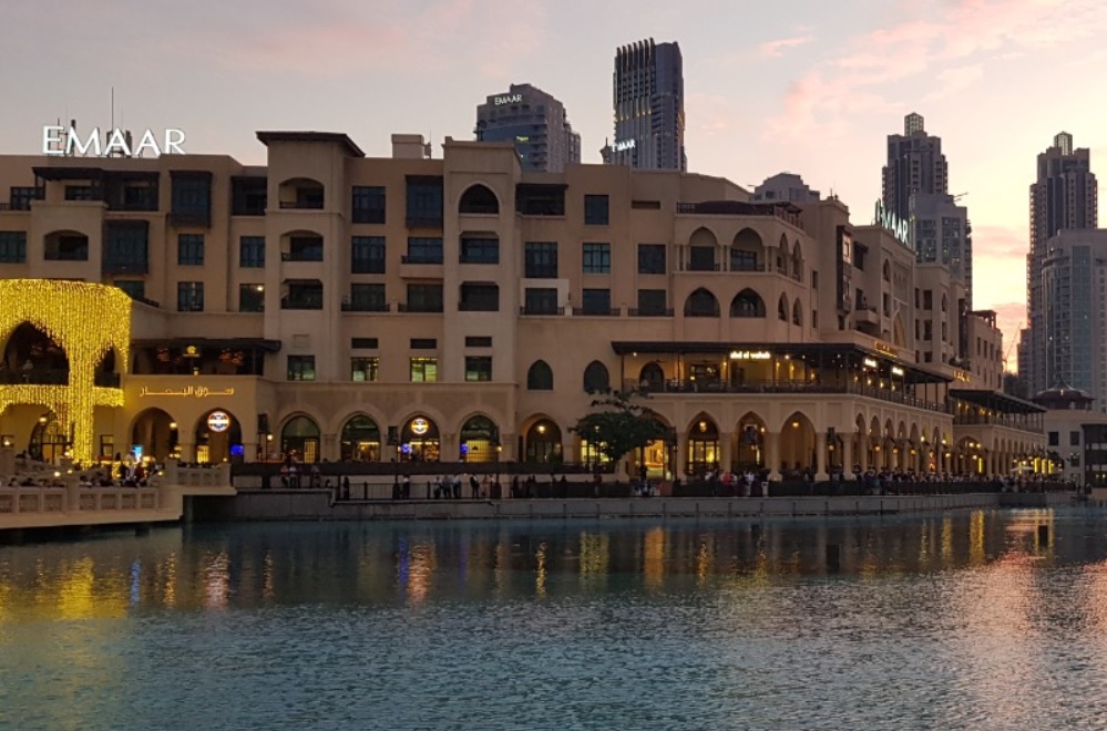 صورة لمنطقة جميرا في دبي تضم الشاطئ الرملي والمباني الحديثة مع مشهد مميز للبحر