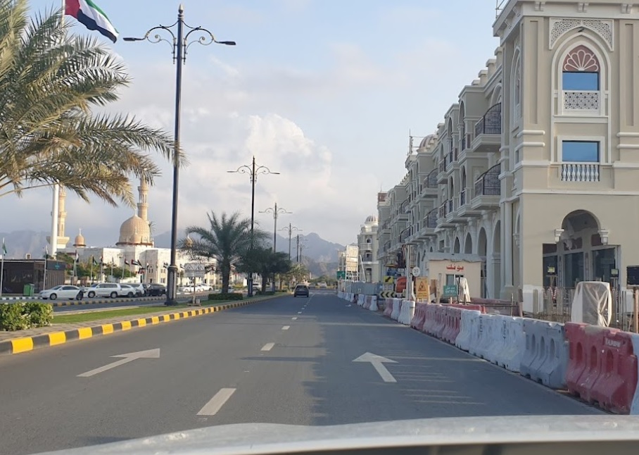 صورة توضح منطقة دبا الفجيرة مع سواحلها الجميلة ومعالمها الطبيعية والسكنية التي تجمع بين البحر والجبال.