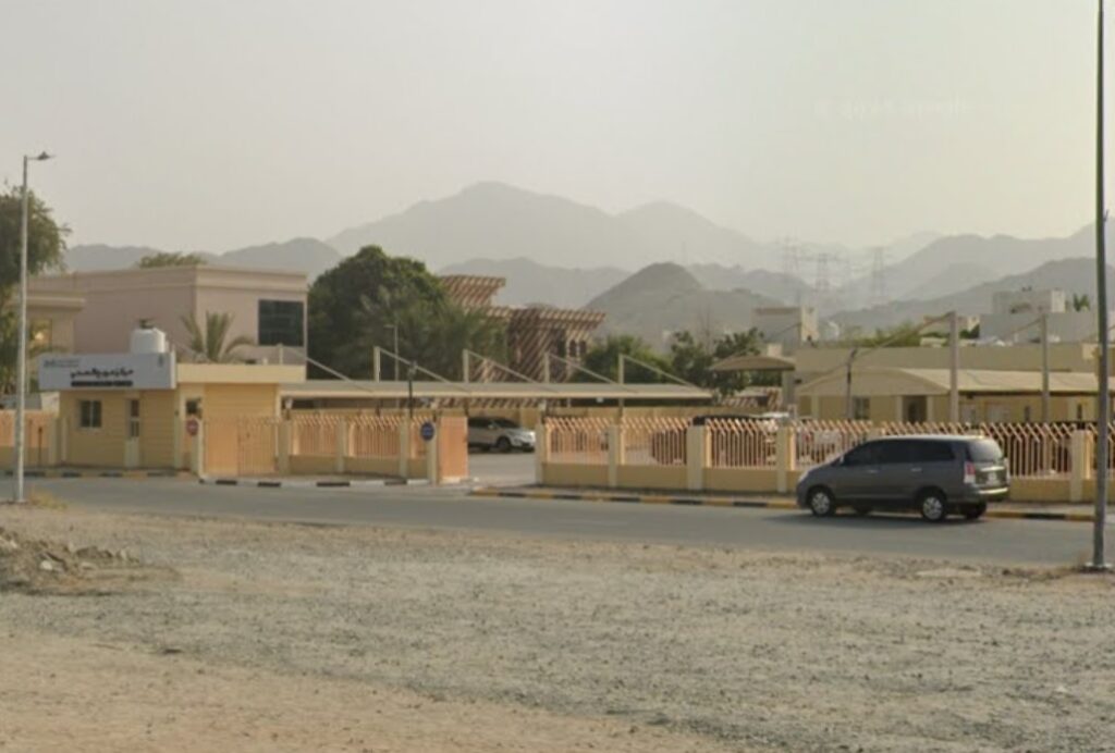 صورة توضح منطقة مربح في الفجيرة مع إطلالاتها البحرية وخلفيتها الجبلية المميزة.