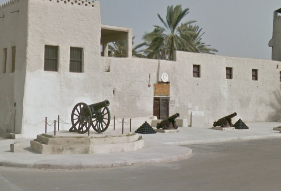 منطقة الحصن في أم القيوين تجمع بين الأصالة والتطور، وتتميز بموقع مركزي قريب من الخدمات والمرافق الحيوية.