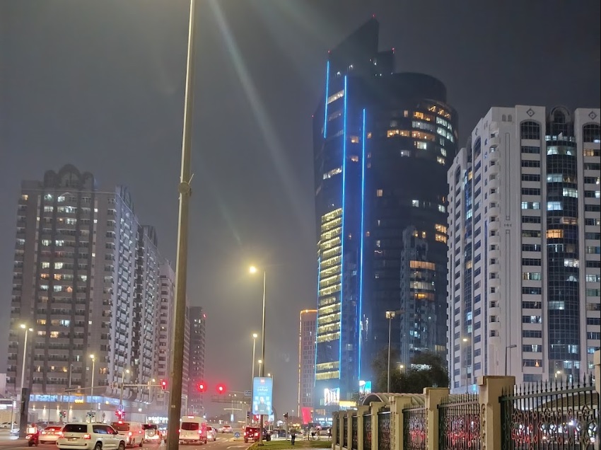 منطقة الخالدية في أبوظبي تُعد من أكثر المناطق حيوية، وتتميز بتنوع مرافقها وموقعها القريب من الكورنيش.