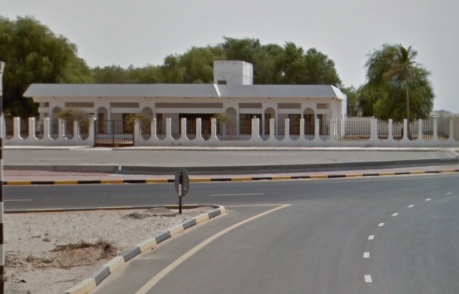 صورة توضح معالم منطقة الرأس في إمارة رأس الخيمة مع مظهر عمراني جميل.
