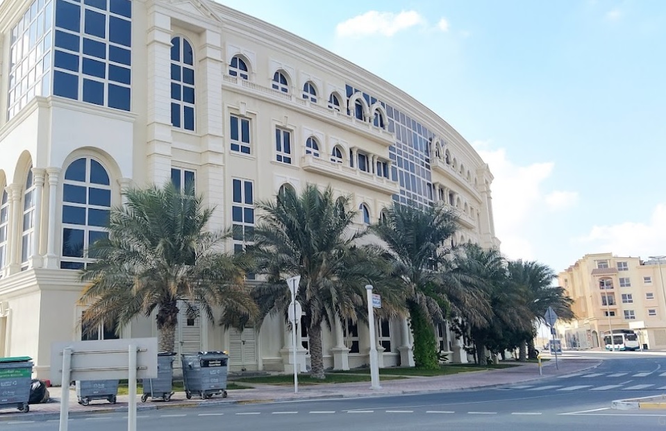 منطقة الروضة في أبوظبي تمتاز بالهدوء والموقع المركزي الذي يجعلها قريبة من أهم المرافق الحيوية في العاصمة.