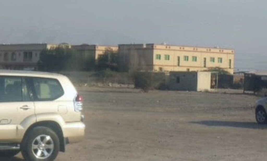 منطقة القصيدات في رأس الخيمة تتميز بموقعها الحيوي وقربها من الدوائر الحكومية والمراكز الخدمية الرئيسية.
