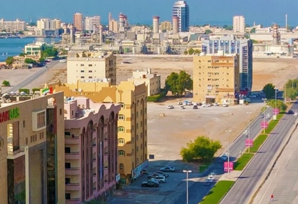 منطقة النخيل في رأس الخيمة تُعد من أكثر المناطق حيوية، وتتميز بموقعها القريب من الكورنيش والمراكز التجارية الكبرى.